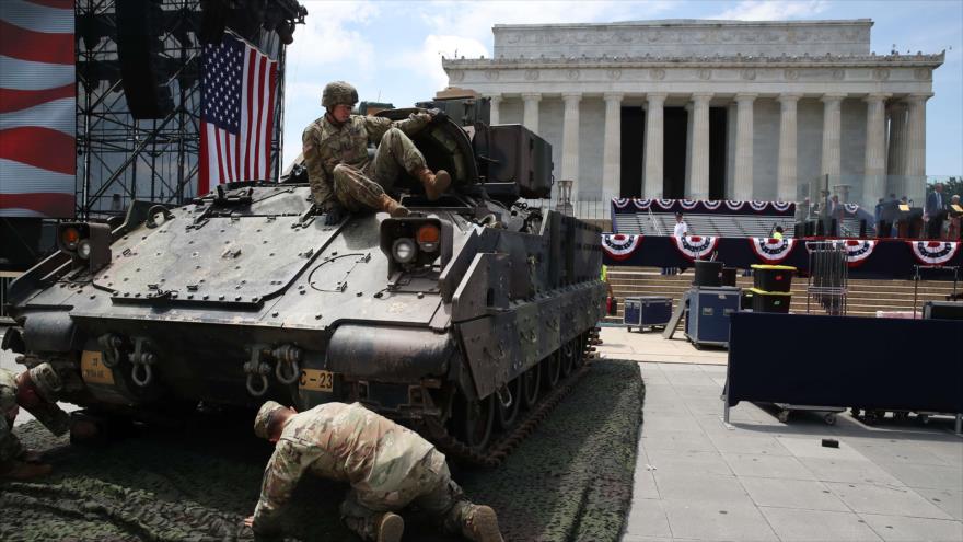 Los miembros del Ejército de EE.UU. estacionan un tanque M1 Abrams antes de un evento en Washington, 3 de julio de 2019. (Foto: AFP)