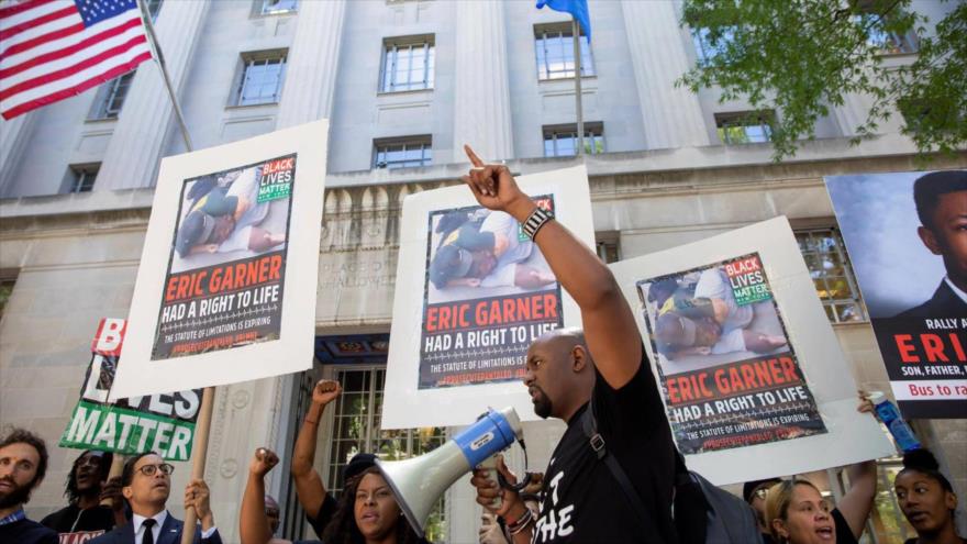 Manifestantes convocan condenar a los autores del asesinato del afroamericano Eric Garner ante el Departamento de Justicia de EE.UU., en Washington.