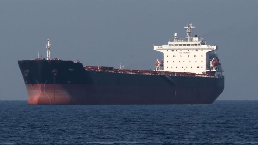 Un petrolero en las aguas del estrecho de Ormuz, 30 de abril de 2019. (Foto: AFP)