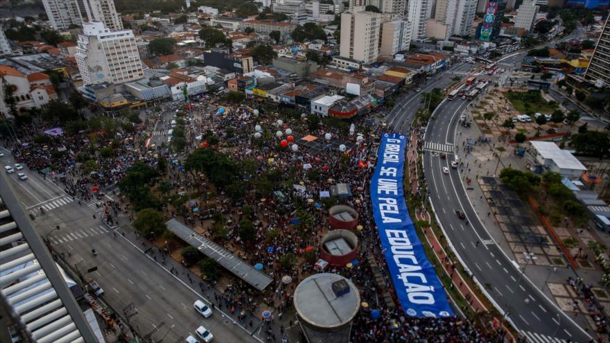 Los estudiantes se manifiestan contra las políticas educativas del presidente Jair Bolsonaro en la ciudad de Sao Paulo, 30 de mayo de 2019. (Foto: AFP)