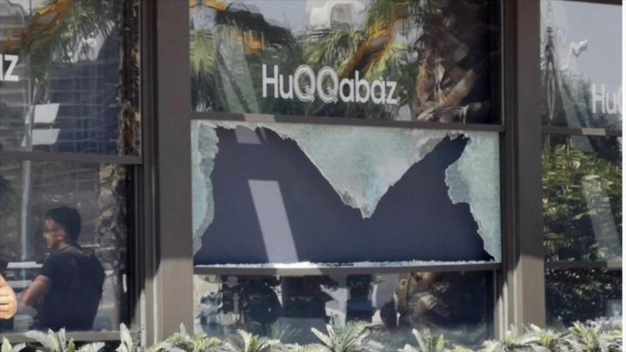 Ventanas rotas del restaurante Huqqbaz en Erbil, capital del Kurdistán autónomo iraquí, atacado por hombres armados, 17 de julio de 2019.