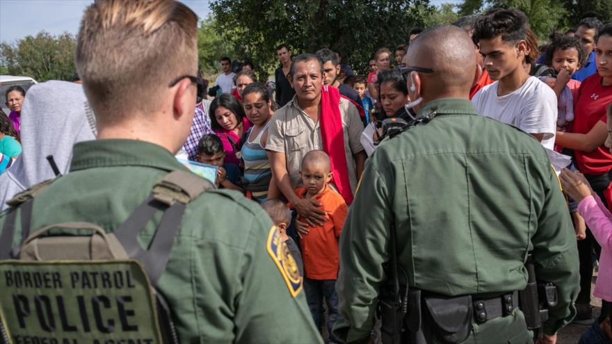 Agentes de la Patrulla Fronteriza de EE.UU. vigilan a un grupo de migrantes en Texas, 2 de julio de 2019. (Foto: AFP)