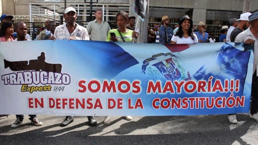 Miles de dominicanos protestan contra reforma a la Constitución