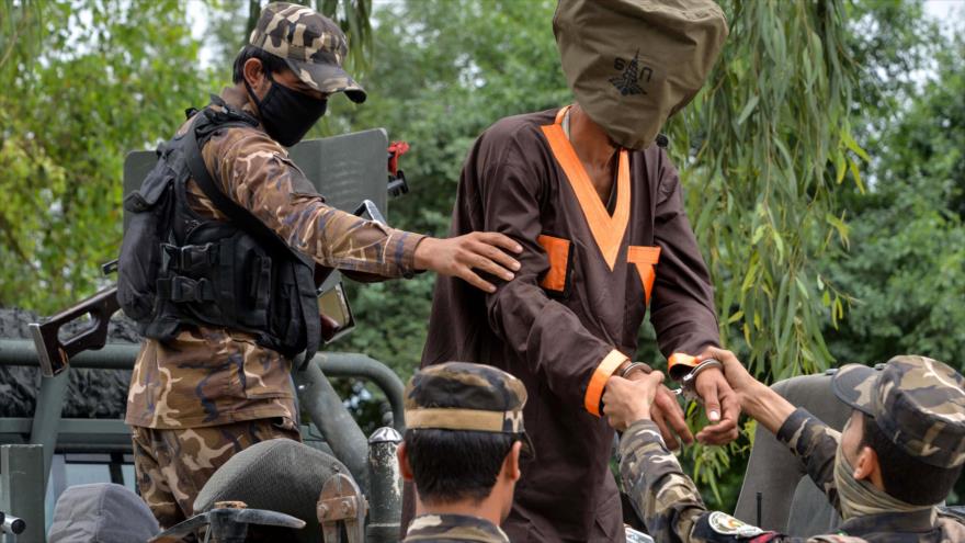 Fuerzas de seguridad afgana escoltan a supuestos talibanes y combatientes de Daesh en la ciudad oriental de Yalalabad, 23 de mayo de 2019. (Foto: AFP)