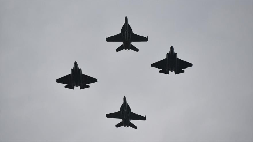 Dos F-35 (izda y dcha) y dos F-18 vuelan durante un evento en Washington D.C., EE.UU., 4 de julio de 2019. (Foto: AFP)