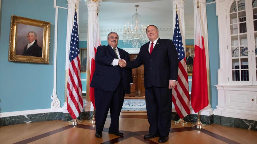 El secretario de Estado de EE.UU., Mike Pompeo (dcha.), recibe a su par bareiní, el sheij Jalid bin Ahmed Al Jalifa, 17 de julio de 2019. (Foto: AFP)