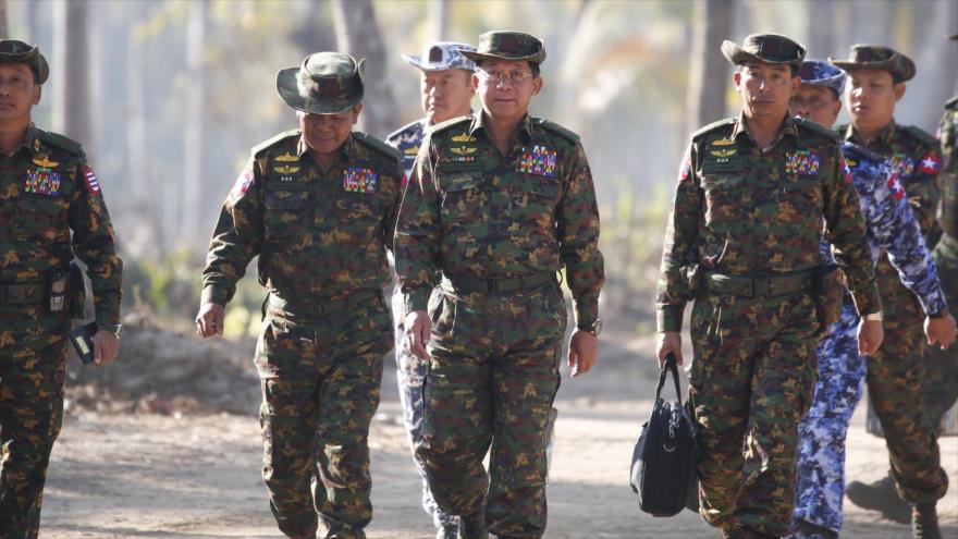 Comandante en jefe de las Fuerzas Armadas de Myanmar, Min Aung Hlaing, (C) y un grupo de militares, 3 de febrero de 2018. (Foto: AFP)