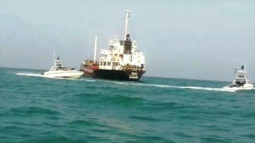 Irán publica vídeo de buque detenido por contrabando de combustible | HISPANTV