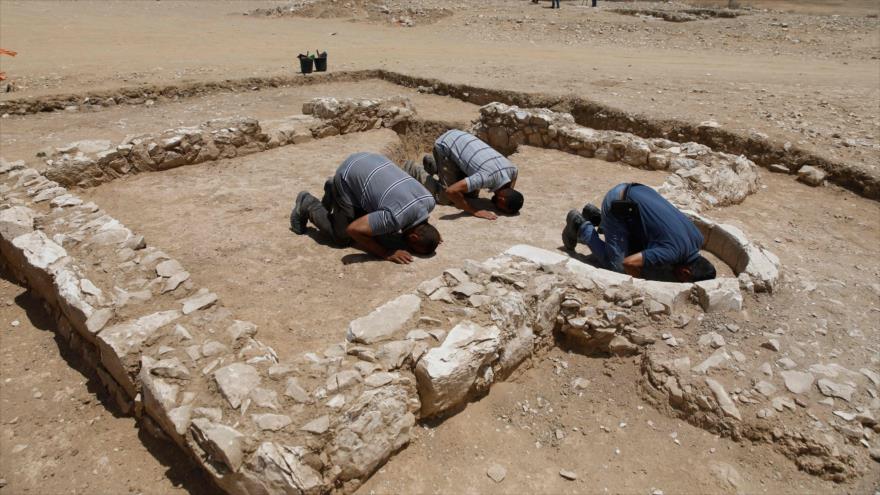 Arqueólogos hallan restos de una de las mezquitas rurales más antiguas del mundo en el desierto de Néguev, sur de los territorios palestinos ocupados, 18 de julio de 2019. (Foto: AFP)