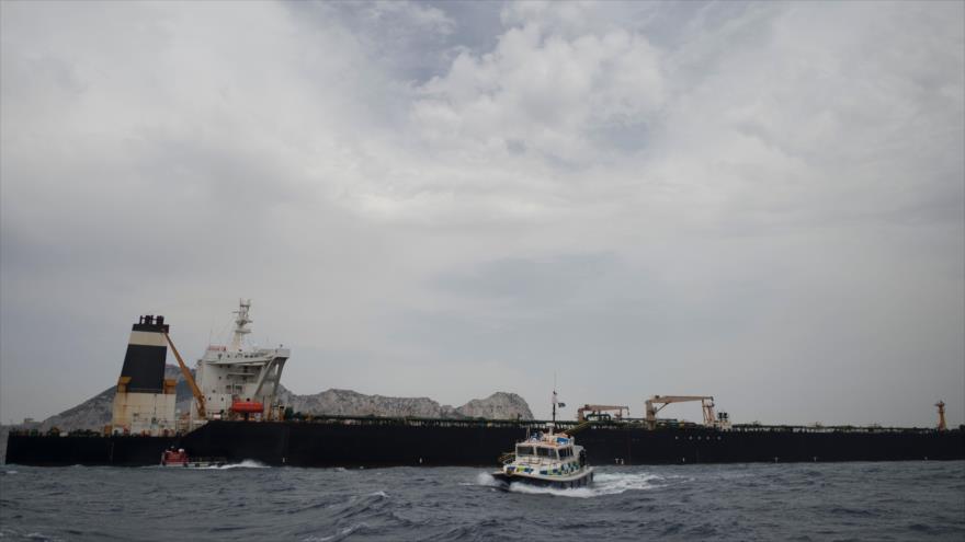 El superpetrolero Grace 1, retenido por el Reino Unido, frente a las costas de Gibraltar, 6 de julio de 2019. (Foto: AFP)