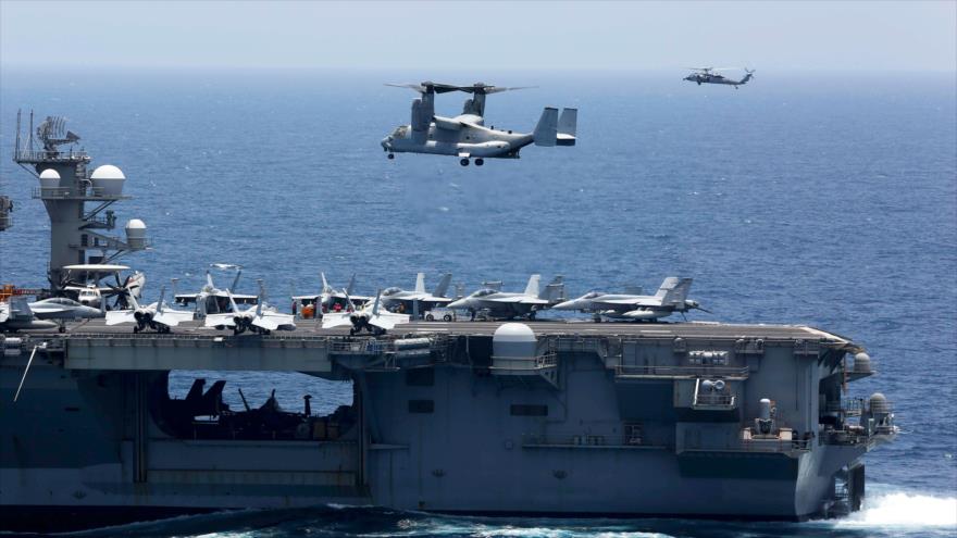 Una aeronave de EE.UU. antes de aterrizar en el portaviones USS Abraham Lincoln, en el mar de Omán, 17 de mayo de 2019. (Foto: AFP)