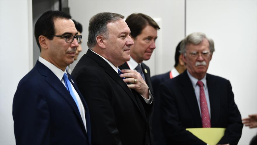 El secretario del Tesoro de EE.UU., Steve Mnuchin (izda.), junto al secretario de Exteriores, Mike Pompeo y el asesor de Seguridad Nacional, John Bolton. (Foto: AFP)