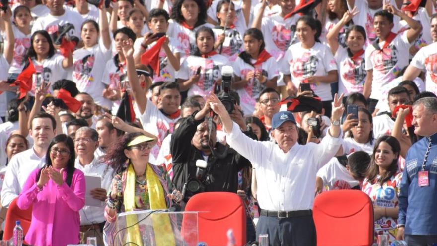 El presidente de Nicaragua, Daniel Ortega (2º dcha,), junto a su mujer (vicepresidenta), Rosario Murillo, 19 de julio de 2019.