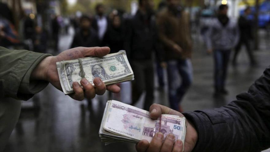 Moneda iraní sigue estable frente al dólar pese a tensión en Ormuz | HISPANTV