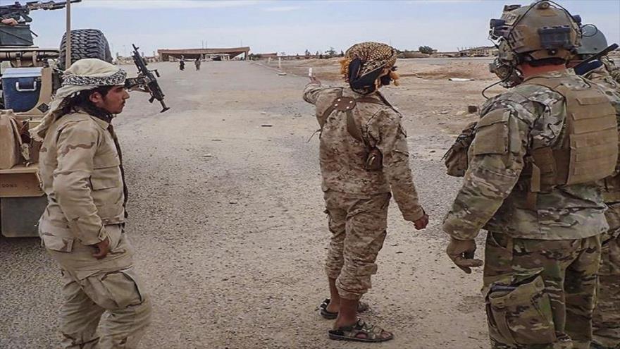 Combatientes del grupo armado sirio Yaish Maqawir al-Thawra junto a un militar estadounidense en la base de Al-Tanf de EE.UU.