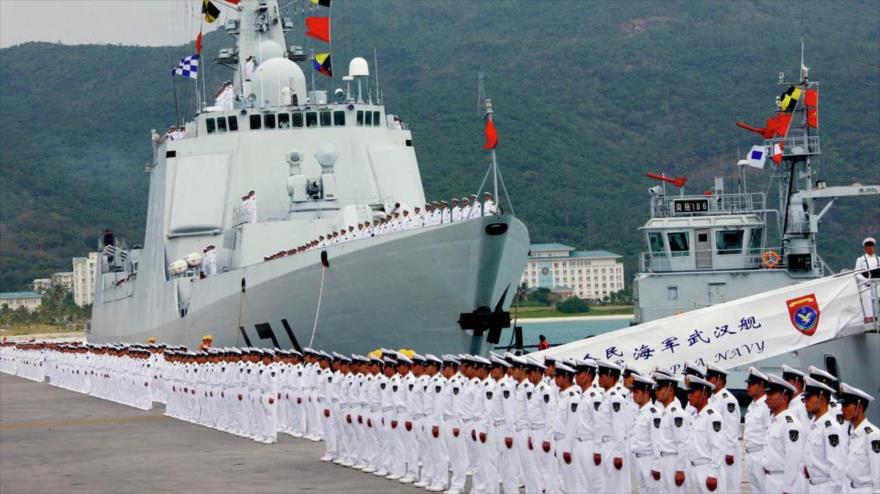Buques de guerra chinos en una base naval en el sur del país.