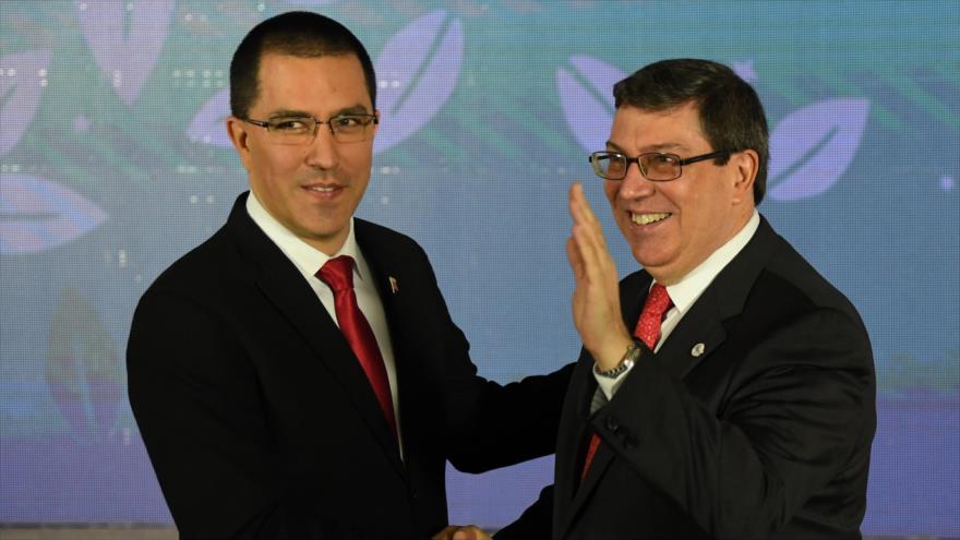 Canciller cubano, Bruno Rodríguez, y su par venezolano, Jorge Arreaza, se saludan en Caracas, capital de Venezuela, 20 de julio de 2019. (Foto: AFP)