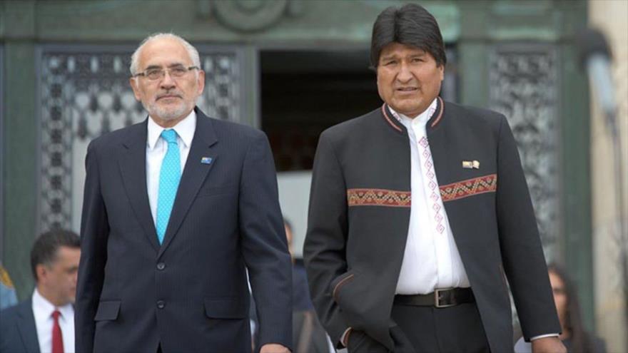 El actual presidente de Bolivia, Evo Morales (dcha.), y su rival Carlos Mesa.