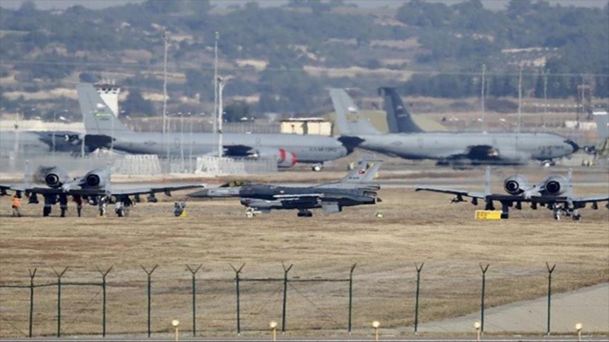 Un caza F-16 turco (centro) entre cazas A-10 Thunderbolt II estadounidenses en la base Incirlik, sur de Turquía.
