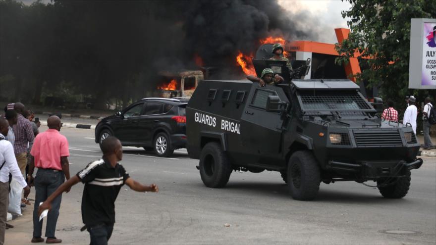 Vehículos blindados de la Policía de Nigeria patrullan en las calles de Abuya, la capital nigeriana, 22 de julio de 2019. (Foto: AFP)