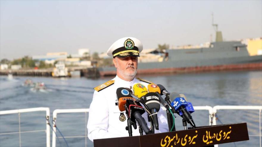 El comandante de la Fuerza Naval del Ejército de Irán, el almirante Hosein Janzadi, habla en una ceremonia oficial en las costas sureñas del país persa.