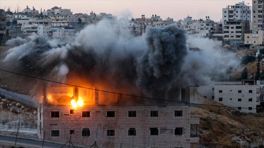 Israel demuele un edificio palestino que estaba en construcción en la aldea palestina de Sur Baher, en Al-Quds, 22 de Julio de 2019. (Foto: AFP)