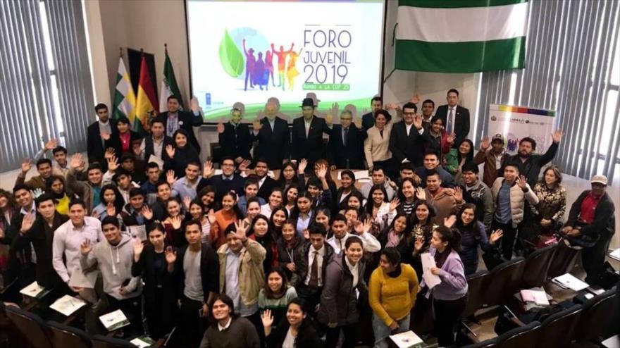 El canciller iraní, Mohamad Yavad Zarif, junto a autoridades bolivianas, asiste a una reunión en la Universidad Gabriel René Moreno, 23 de julio de 2019.