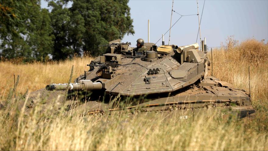 Un tanque israelí en los ocupados altos del Golán sirios, 2 de junio de 2019. (Foto: AFP)