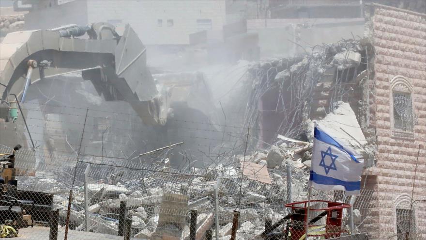 Israel destruye una casa de los palestinos en el barrio de Sur Baher, ubicado en el este de la ciudad de Al-Quds, 22 de julio de 2019. (Foto: AFP)
