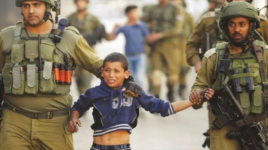 Fuerzas israelíes detienen a un niño palestino en Al-Jalil (Hebrón).