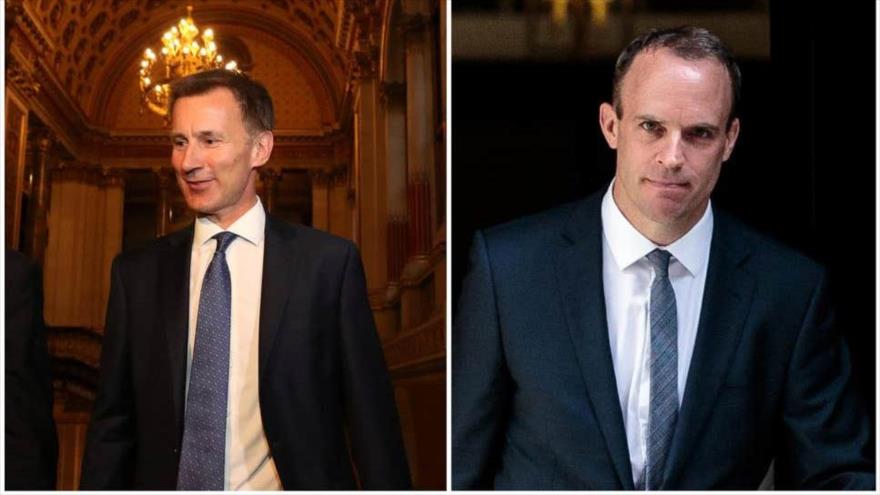 El recién dimitido canciller británico Jeremy Hunt, y su sucesor en la Cartera, Dominic Raab.