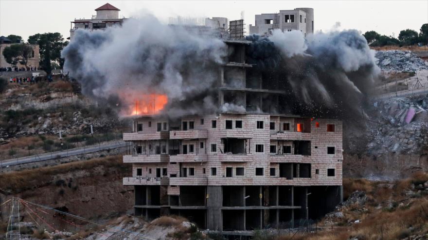 Israel demuele un edificio palestino que estaba en construcción en la aldea palestina de Sur Baher, en Al-Quds, 22 de Julio de 2019. (Foto: AFP)
