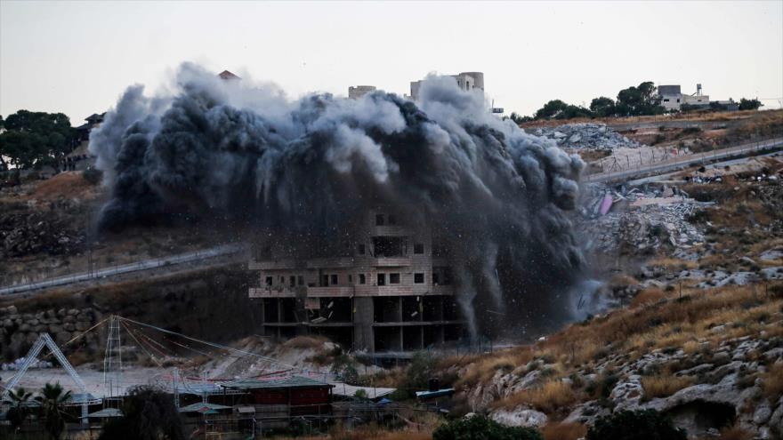 Israel demuele un edificio palestino que estaba en construcción en la aldea palestina de Sur Baher, en Al-Quds, el 22 de Julio de 2019. (Foto: AFP)