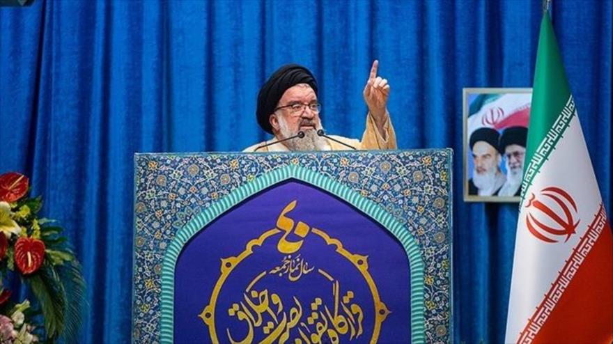 El imam del rezo colectivo del viernes de Teherán, el ayatolá Seyed Ahmad Jatami, ofrece su sermón, 26 de julio de 2019. (Foto: Tasnim)