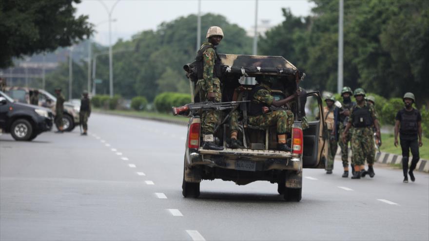 Fuerzas nigerianas patrullan durante las protestas para exigir la libertad del sheij Al-Zakzaky en Abuya, la capital, 23 de julio de 2019. (Foto: AFP)