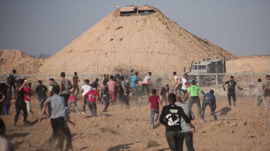 Un palestino muerto y 56 heridos por disparos israelíes en Gaza