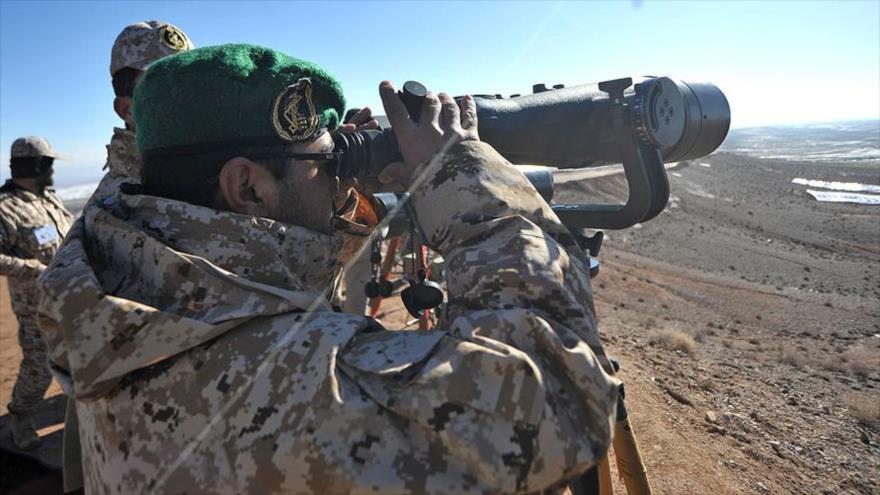 Las fuerzas del Cuerpo de Guardianes de la Revolución Islámica (CGRI) observan una operación en el oeste de Irán.