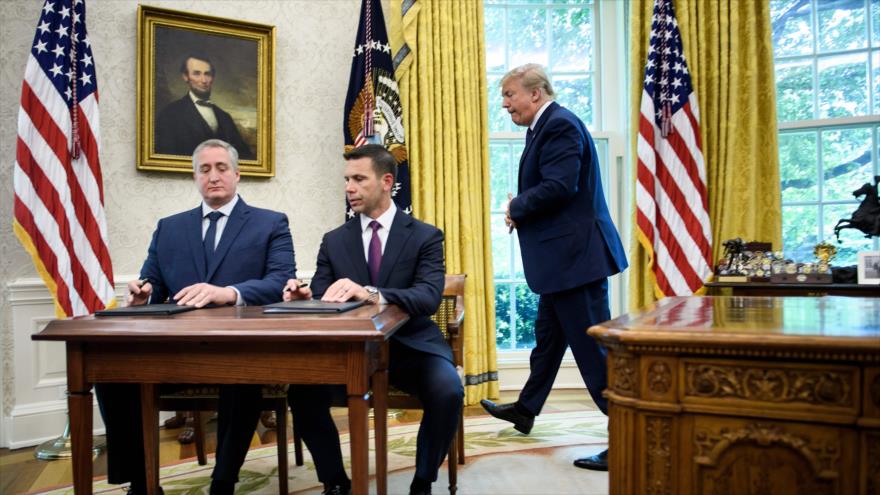 El ministro del Interior de Guatemala (izda.) y el secretario interino de Seguridad Nacional de EE.UU. firman un acuerdo, 26 de julio de 2019. (Foto: AFP)