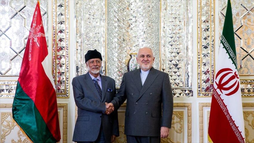 Una reunión entre el canciller de Irán, Mohamad Yavad Zarif (drcha.), y su par omaní, Yusuf bin Alawi bin Abdulá, Teherán, 27 de julio de 2019.