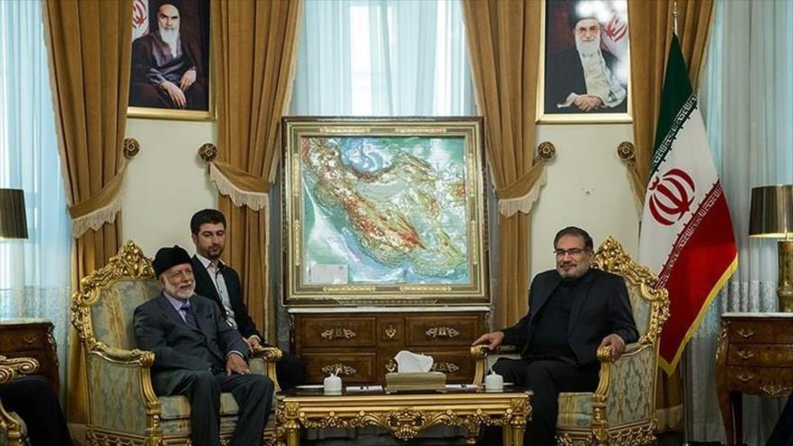 El secretario del Consejo Supremo de Seguridad Nacional ianí, Ali Shamjani (dcha.), y el canciller omaní, Yusuf bin Alawi, 27 de julio de 2019. (Foto: Tasnim)