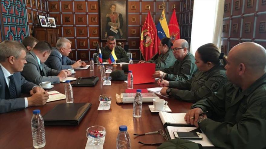 El ministro de Defensa de Venezuela, Vladimir Padrino López, durante una reunión con el embajador ruso en Caracas, Vladimir Zaemsky, 26 de julio de 2019.