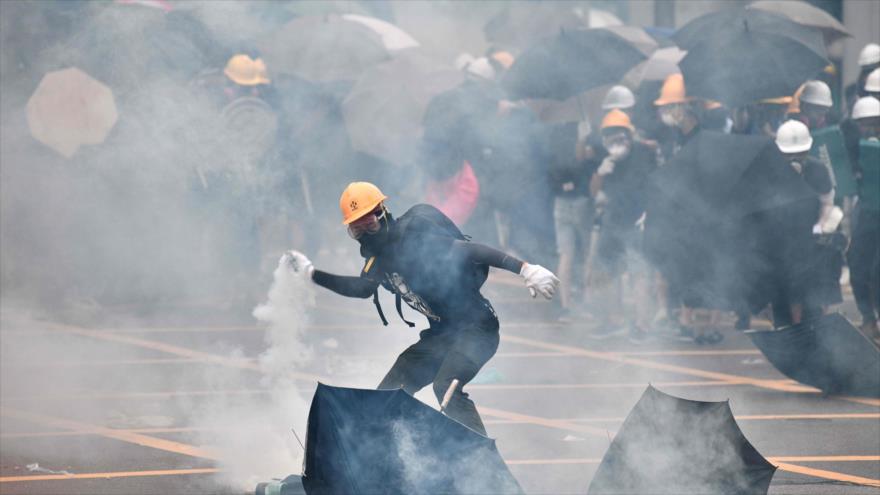 Policía de Hong Kong ataca a manifestantes con gases lacrimógenos 