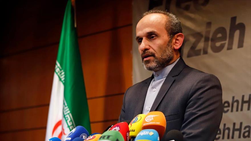 Peyman Yebeli, director del Servicio Exterior de la Organización de Radio y Televisión de Irán, en una rueda de prensa en Teherán, capital. (Foto: Mizan)