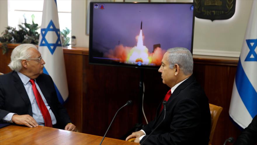 El premier israelí, Benjamín Netanyahu (dcha.) y el embajador de EE.UU., David Friedman, ven un vídeo del lanzamiento del misil Arrow-3, 28 de julio de 2019.