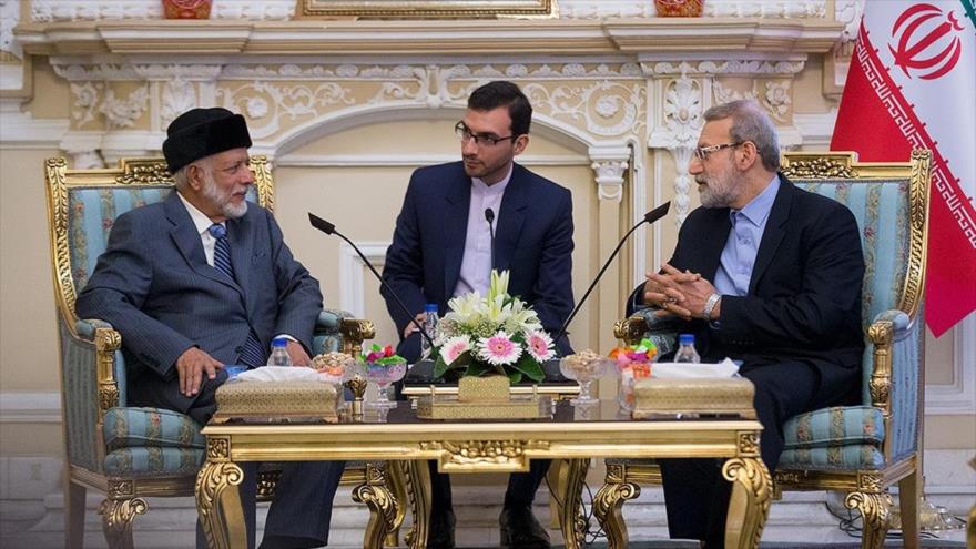 El presidente del Parlamento iraní, Ali Lariyani (dcha.), se reúne con el canciller omaní, Yusuf bin Alawi, Teherán, 28 de julio de 2019. (Foto: Fars)