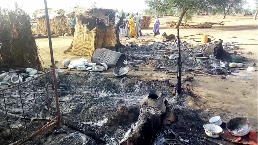 Las cenizas se ven sobre el suelo en Buda, cerca de Maiduguri, tras el ataque del grupo terrorista Boko Haram, el 28 de julio de 2019. (Foto: AFP)