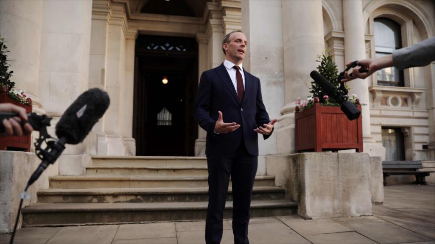 El ministro de Exteriores del Reino Unido, Dominic Raab, habla con la prensa desde Londres, 24 de julio de 2019. (Foto: AFP)