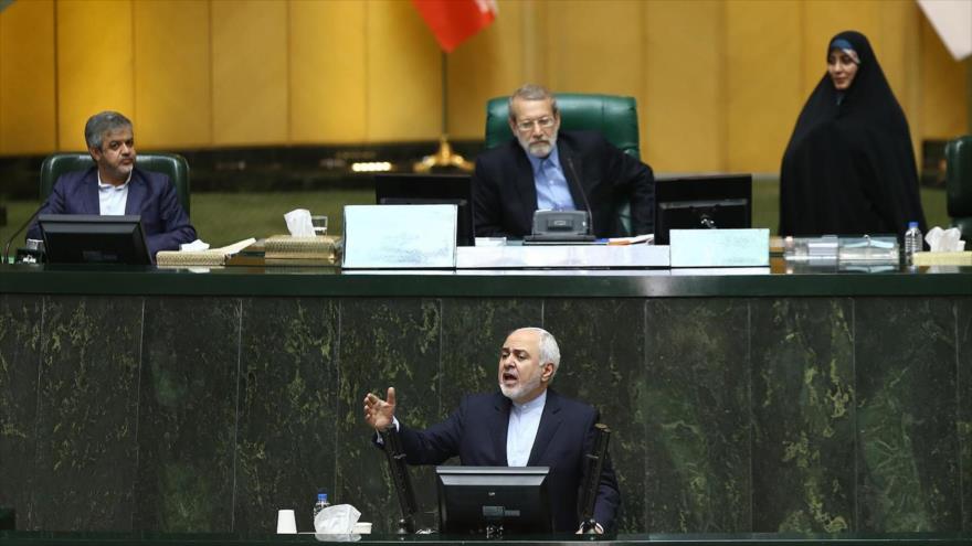 El canciller iraní, Mohamad Yavad Zarif, habla en una sesión del Parlamento del país, 29 de julio de 2019. (Foto: ICANA)