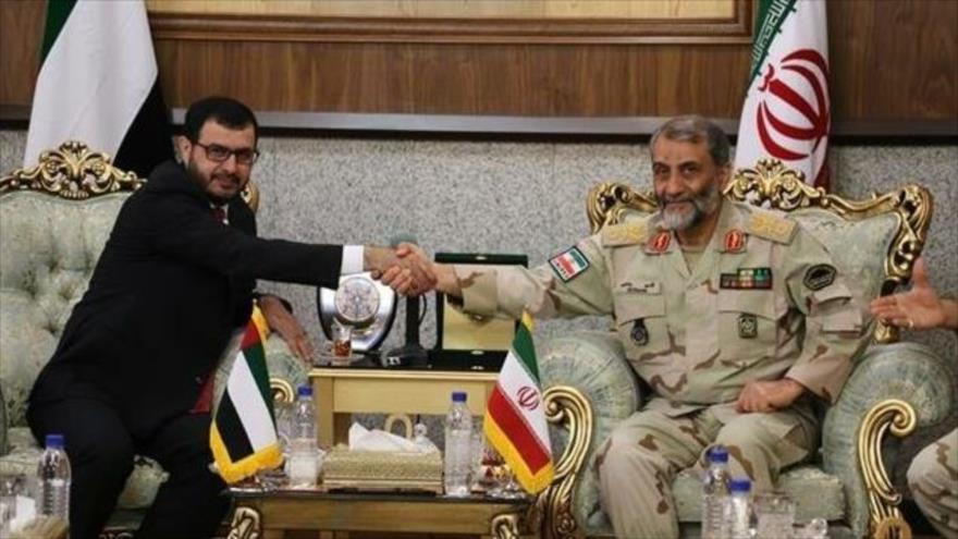 El comandante de la Policía Fronteriza de Irán, el general de brigada Qasem Rezai (dcha.), recibe al comandante emiratí, Teherán, 30 de julio de 2019.