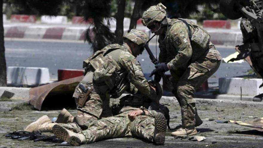 Tres soldados estadounidenses tra una explosión en Kabul, capital de Afganistán.